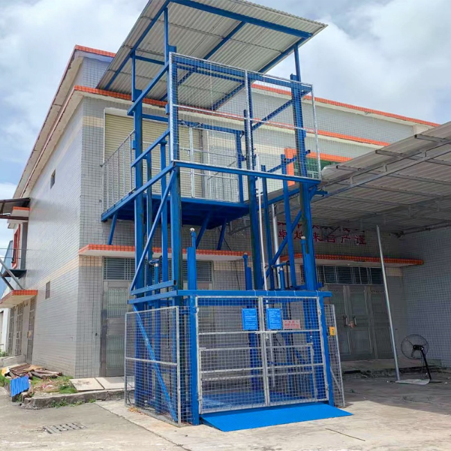信州建材厂室外升降货梯安装